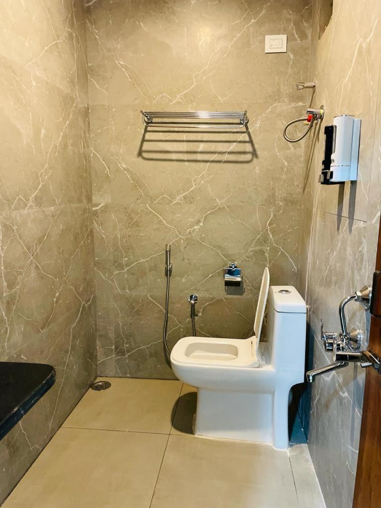 Hotel Blue Petals Shamshabad Exterior foto
